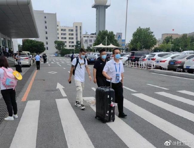 昨天凌晨结束的意甲联赛，罗马1-1佛罗伦萨，迪巴拉左大腿屈肌轻微不适提前被换下场。